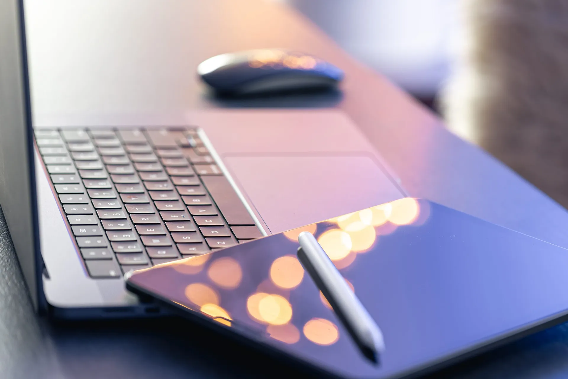 digital-tablet-stylus-pen-laptop-desktop-close-up-scaled
